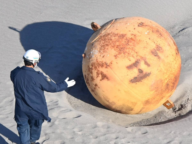 Hallan misteriosa esfera de metal sobre una playa en Japón